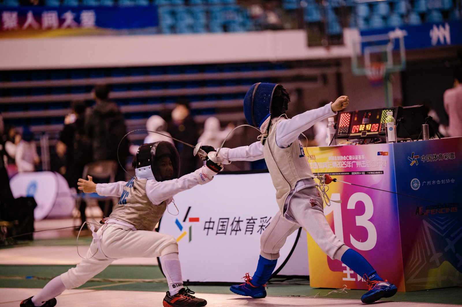 击剑公开赛上演强强对话，岭南霹雳队读秒扳平江畔天虎队，团队配合流畅；回归即成焦点(中国国家击剑队在北京举行见面会)