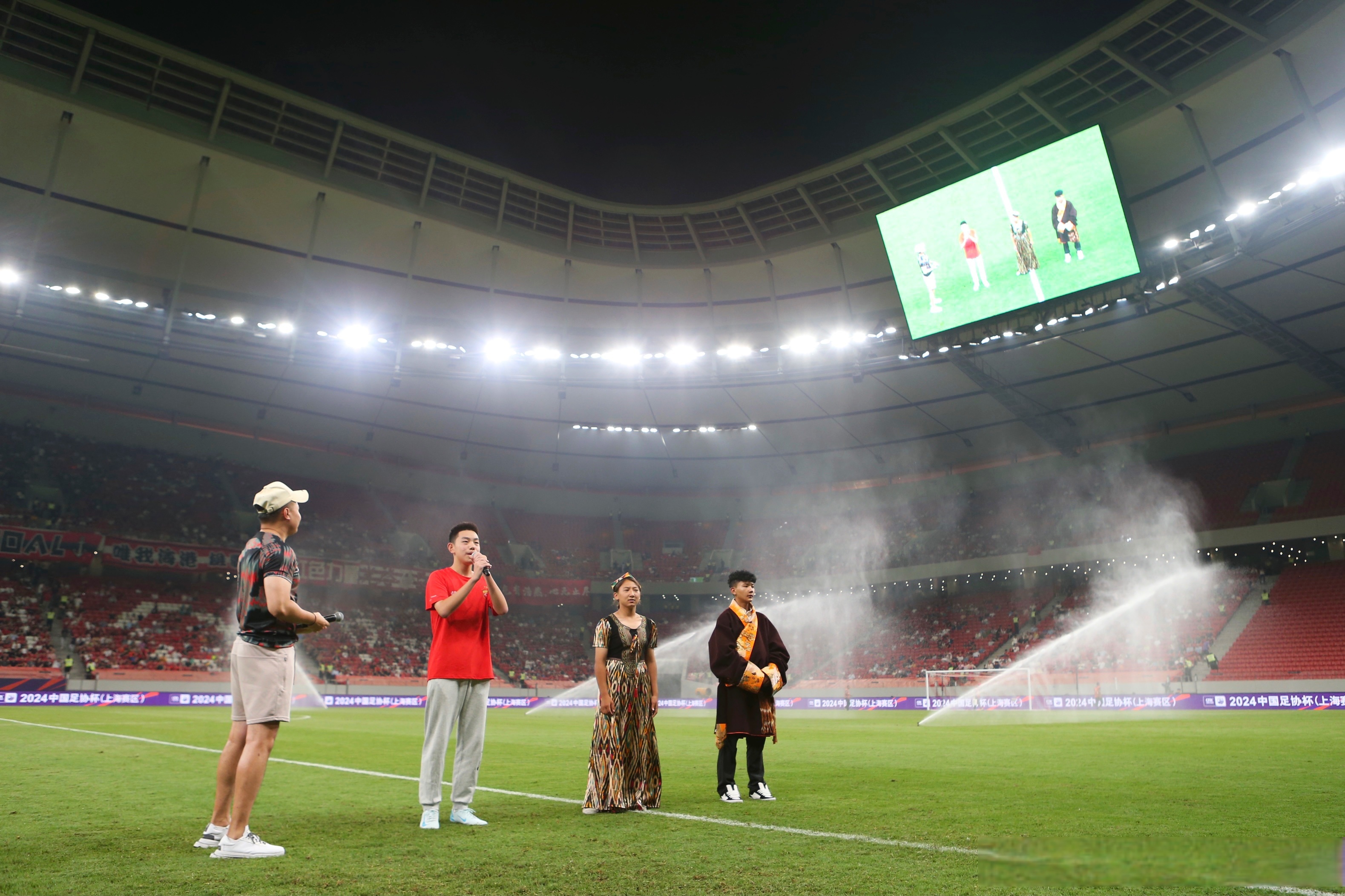 今晨全明星赛焦点战，上海海港遗憾出局，气氛紧张，年轻球员得到机会(上海海港球员名单照片)