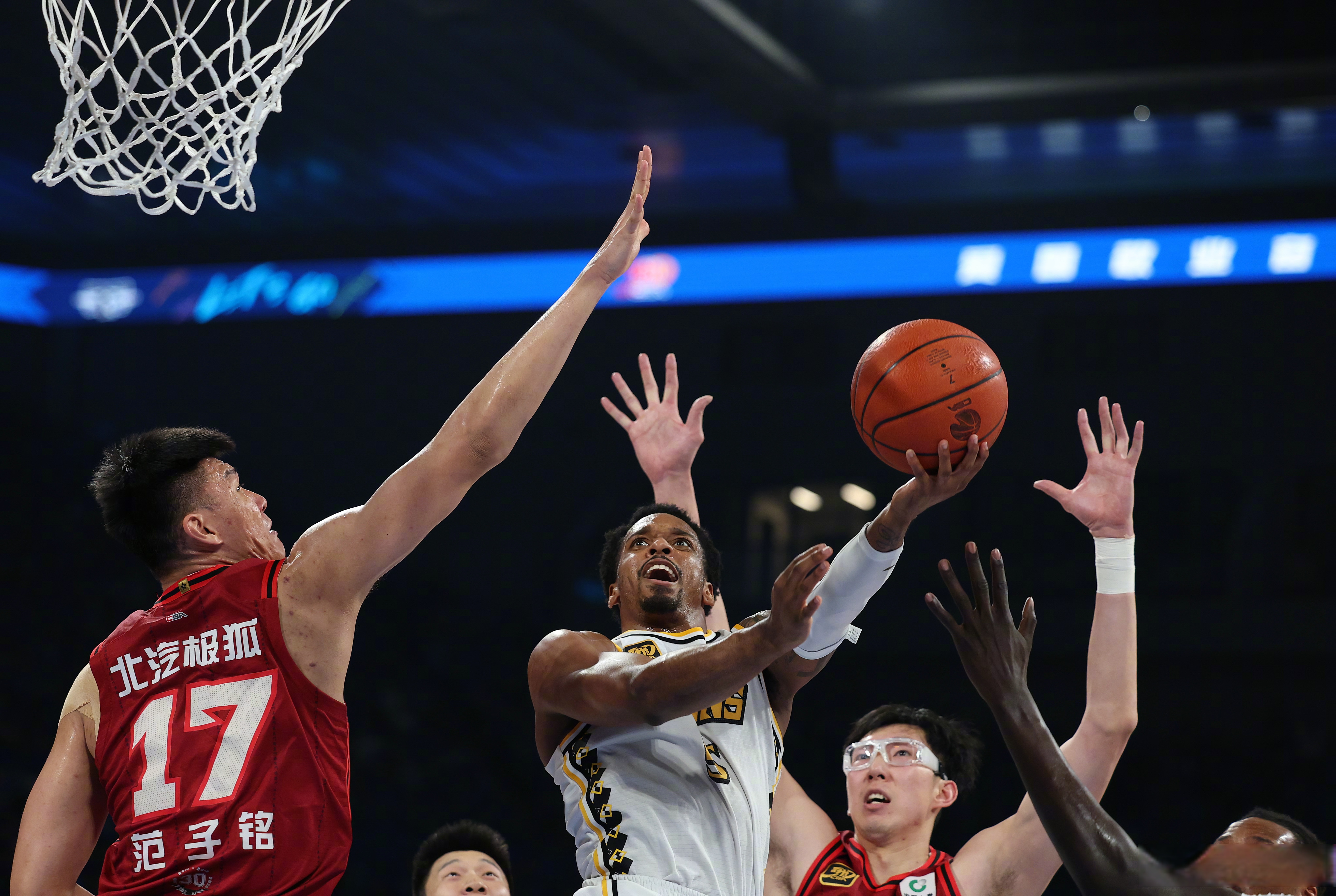 包含广东宏远迎NBA常规赛关键赛，今晚刷新队史纪录，球迷炸锅，年轻球员得到机会的词条